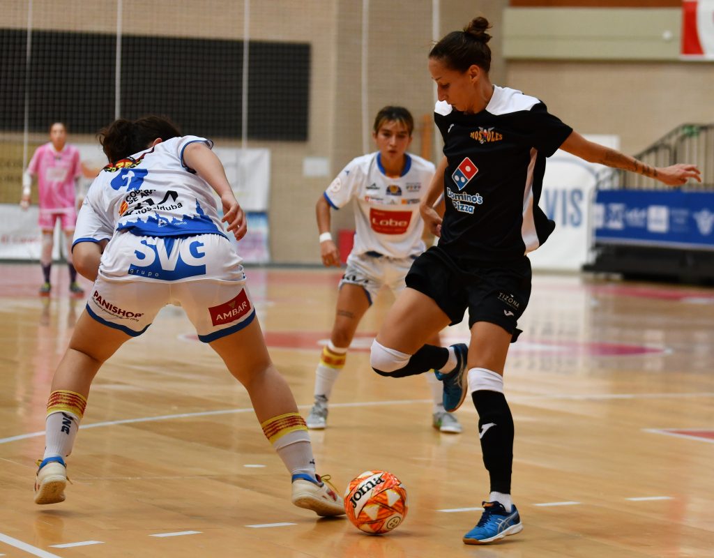 Ksenia en una acción frente al Sala Zaragoza en la primera vuelta