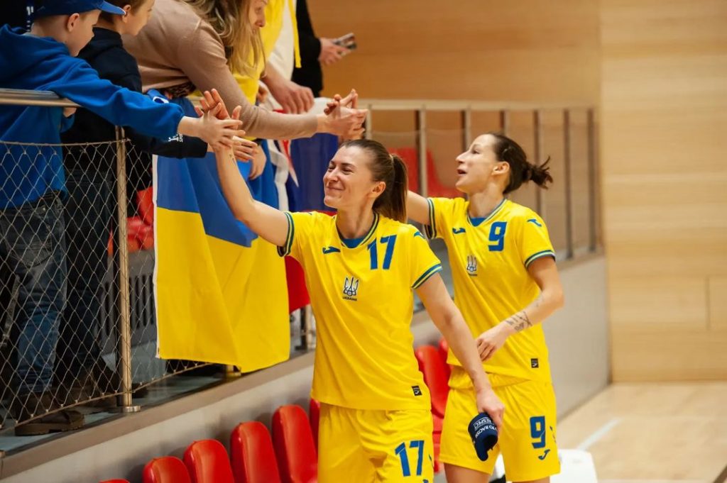 Julia y Ksenia con Ucrania antes del WEURO Futsal 2023