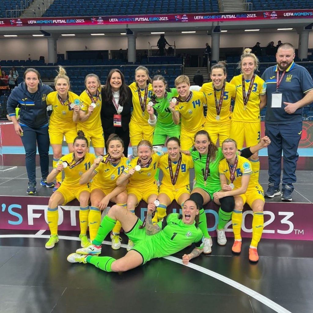 Ucrania posa con las medallas de subcampeonas de la WEURO Futsal 2023